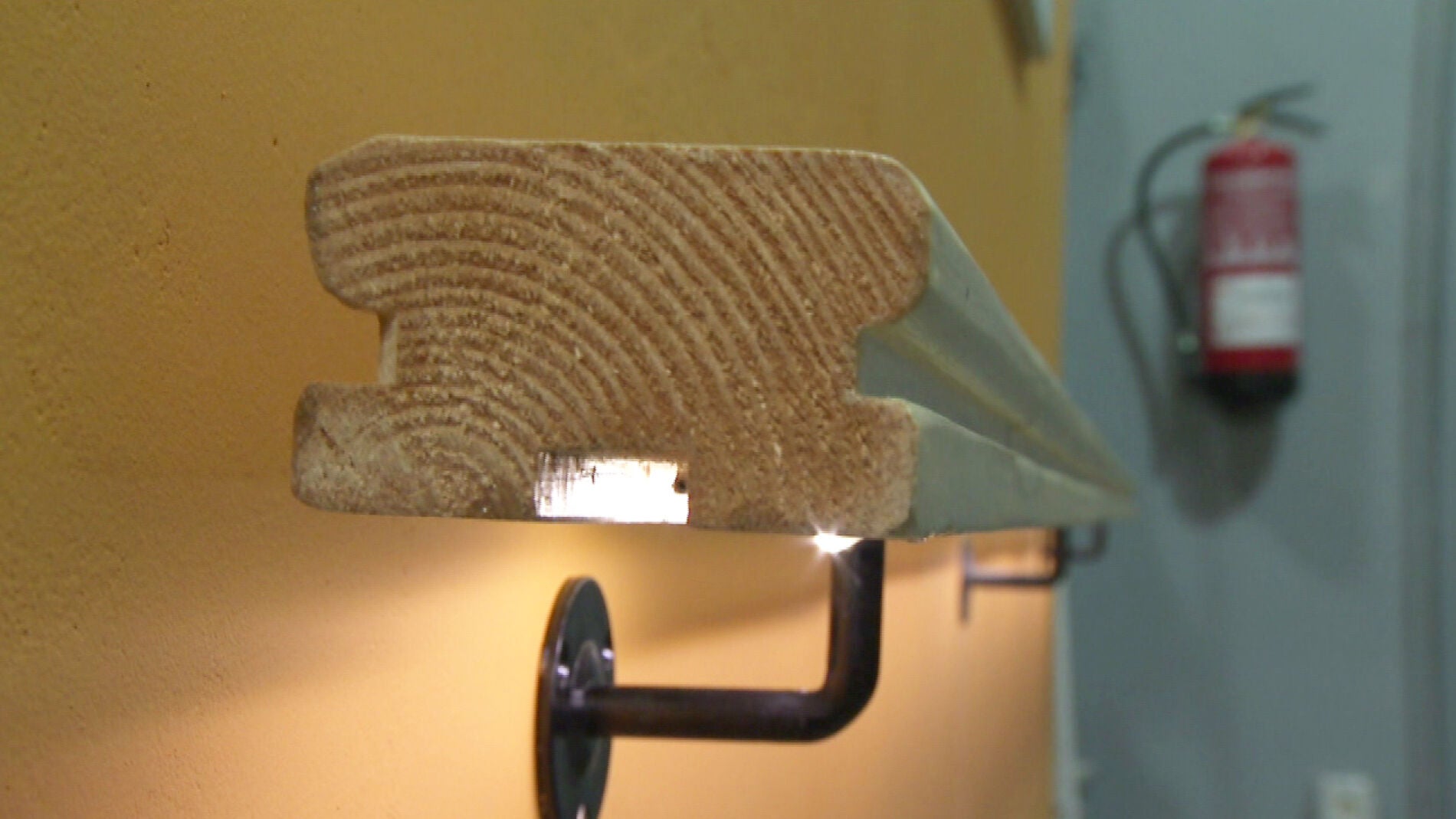 Instalamos un pasamanos de madera con una tira de leds