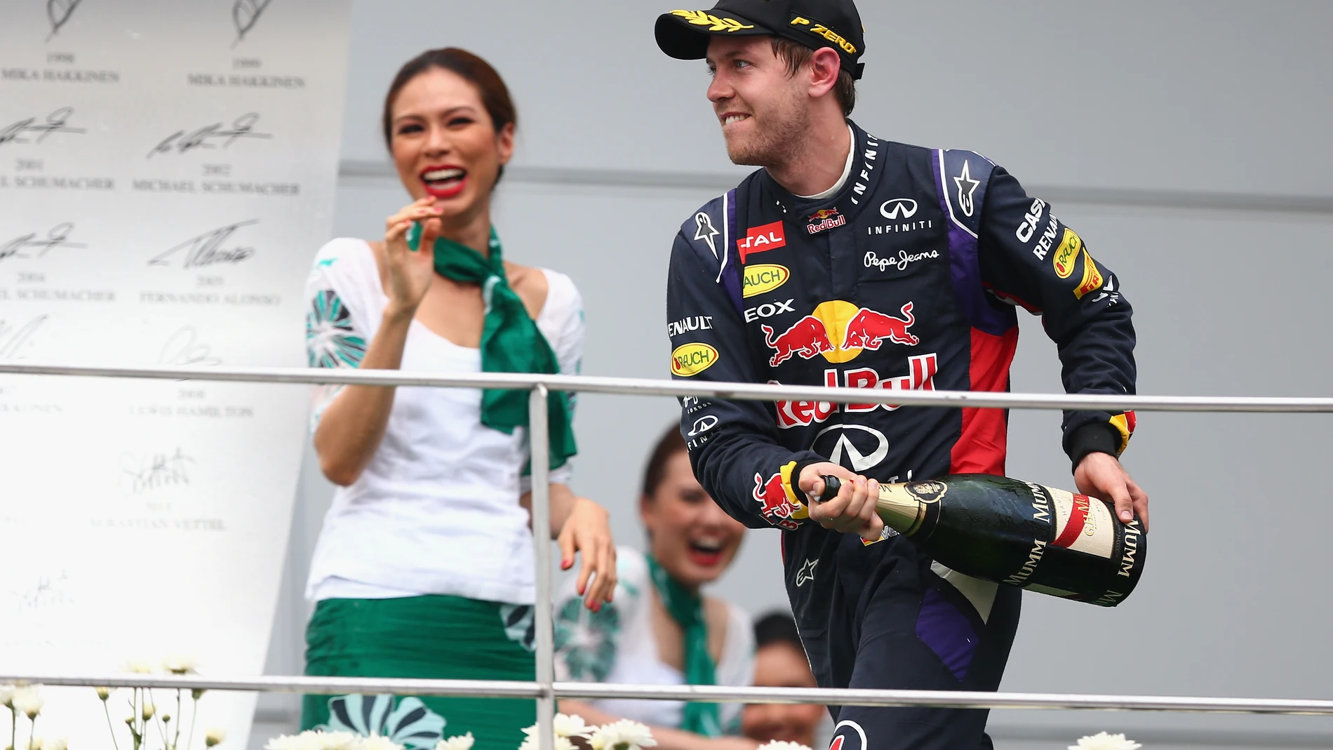 Vettel celebra su primer podio de la temporada