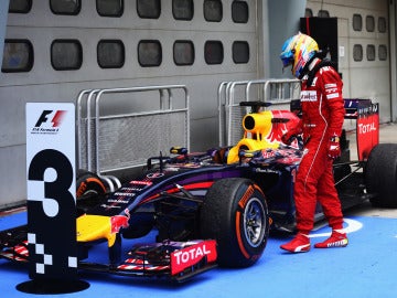 Alonso observa el RB10