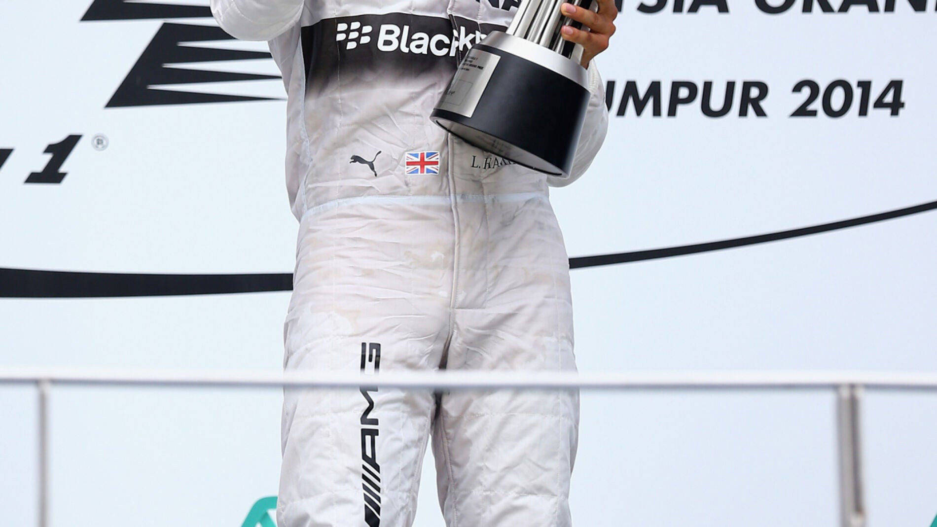 Hamilton celebra la victoria en Malasia