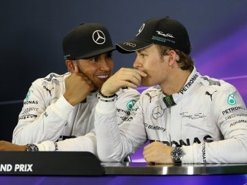 Hamilton y Rosberg charlan en rueda de prensa