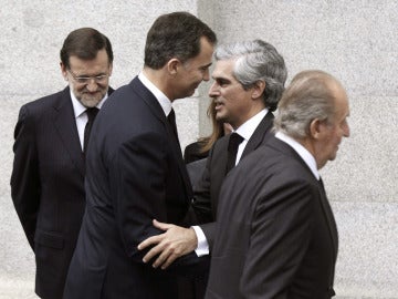 El Príncipe y Suárez Illana se saludan El Príncipe y Suárez Illana se saludan