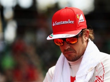 Fernando Alonso en el paddock de Sepang