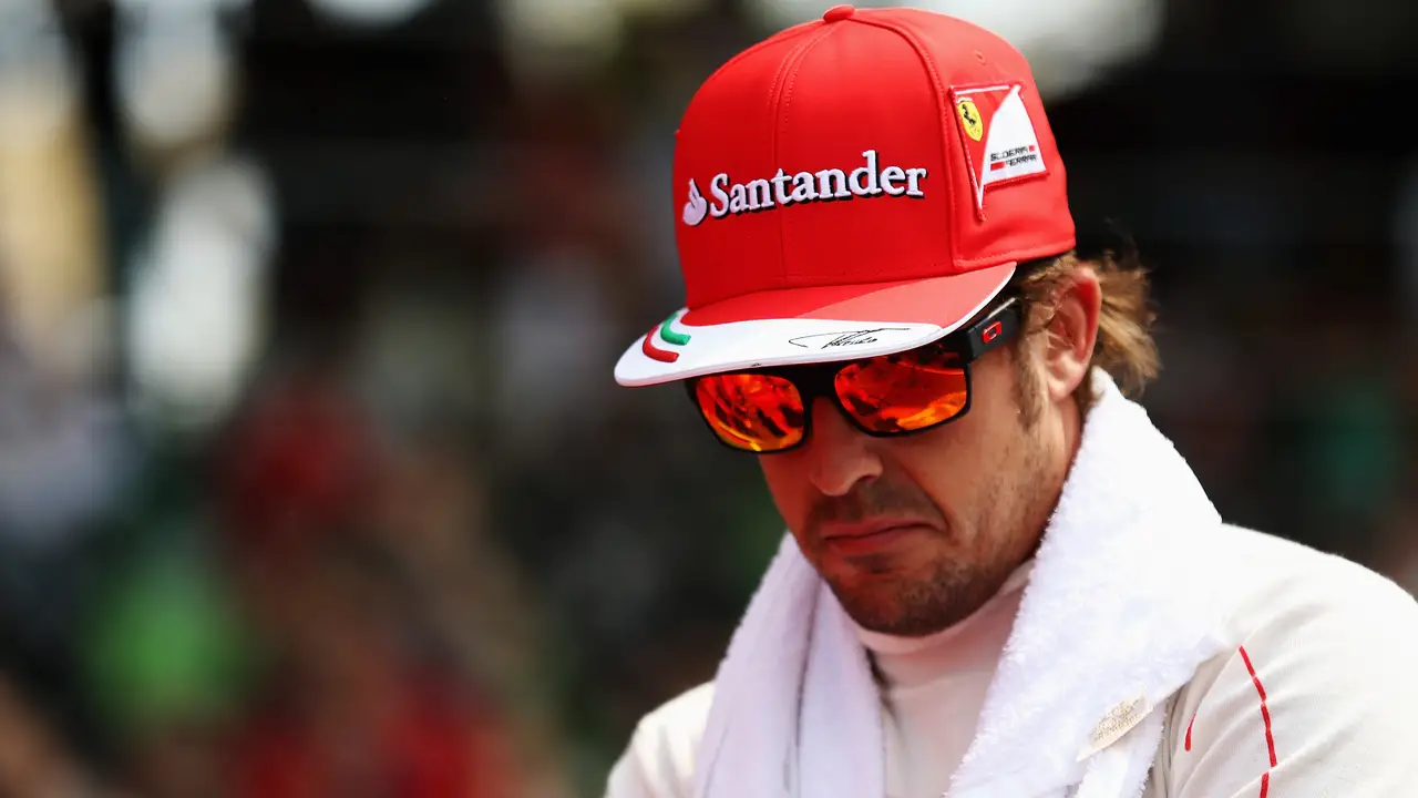 Fernando Alonso en el paddock de Sepang