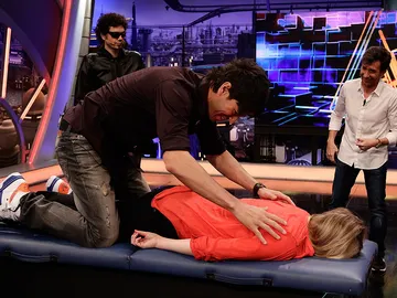 Enrique Iglesias sorprende a una chica del público Enrique Iglesias sorprende a una chica del público