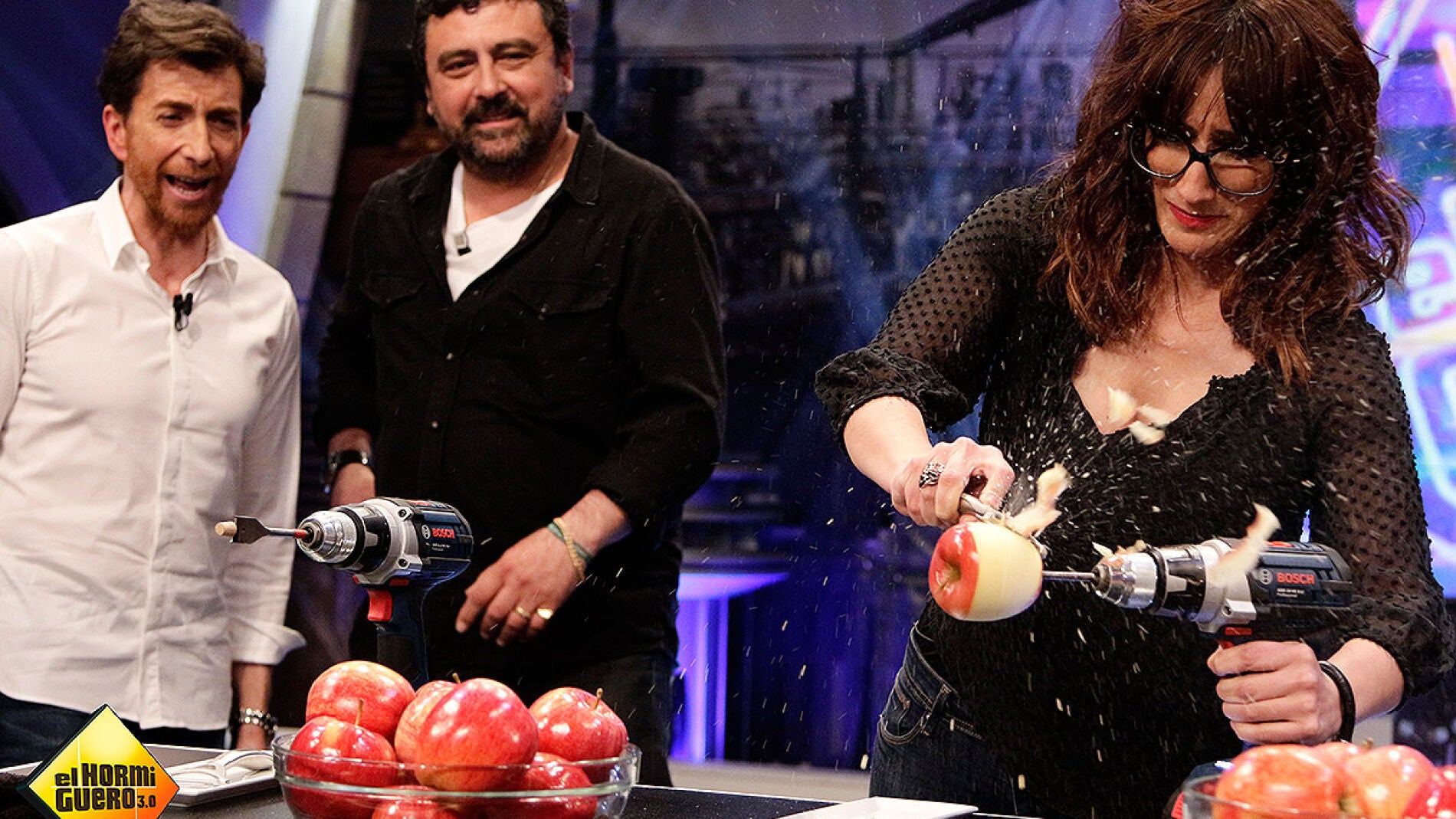 Ana Morgade pelando manzanas en El Hormiguero 3.0