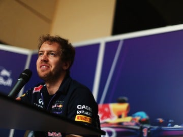 Vettel atiende a la prensa