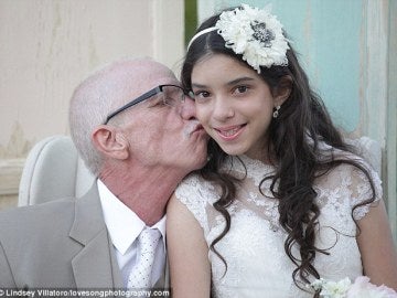 La pequeña con su padre en la ceremonia La pequeña con su padre en la ceremonia