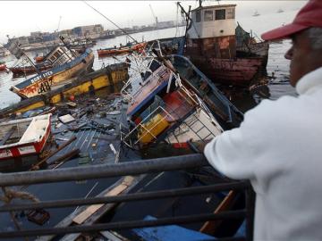 Vista de barcos afectados en un puerto de Chile