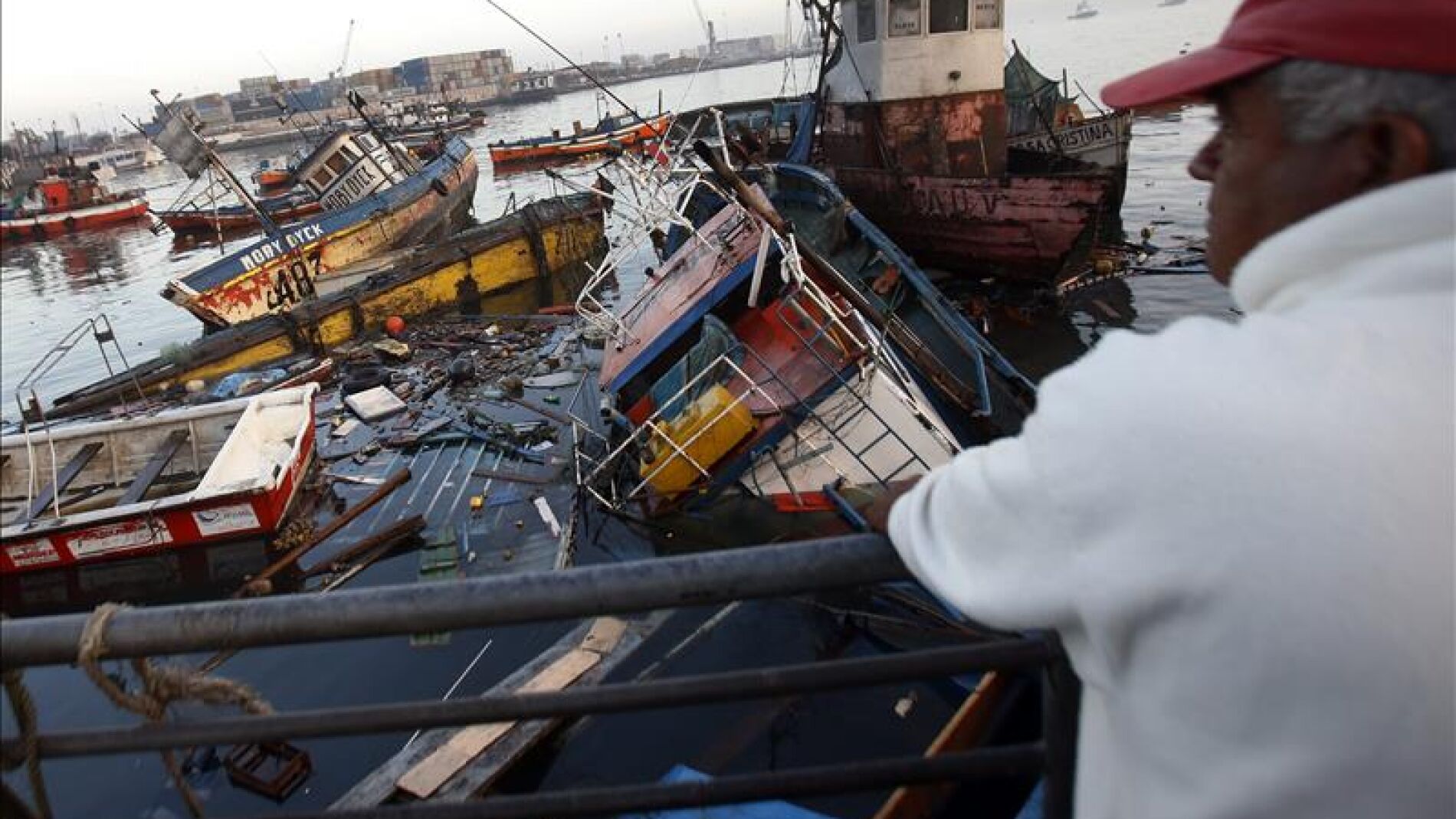 Vista de barcos afectados en un puerto de Chile