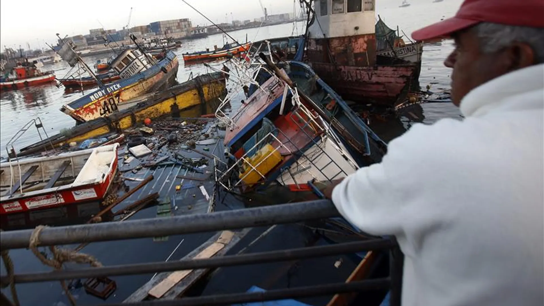 Vista de barcos afectados en un puerto de Chile Vista de barcos afectados en un puerto de Chile