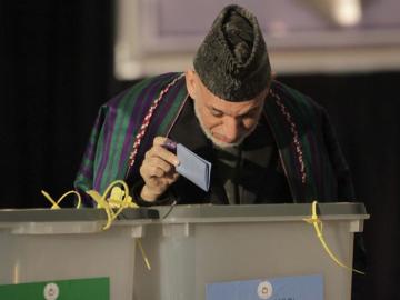 Hamid Karzai, presidente de Afganistán, emite su voto