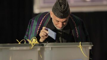 Hamid Karzai, presidente de Afganistán, emite su voto