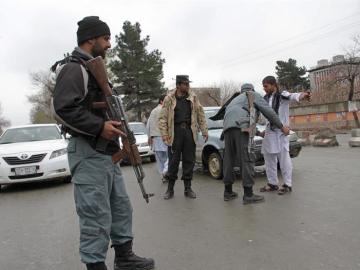 Punto de control de seguridad en las calles de una ciudad afgana