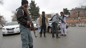 Punto de control de seguridad en las calles de una ciudad afgana