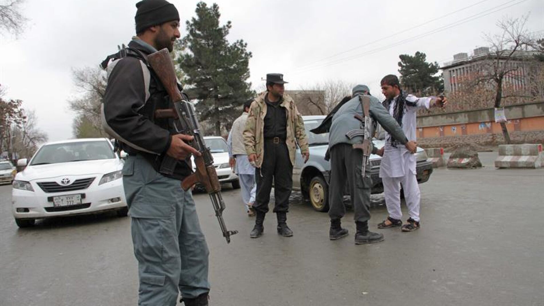 Punto de control de seguridad en las calles de una ciudad afgana