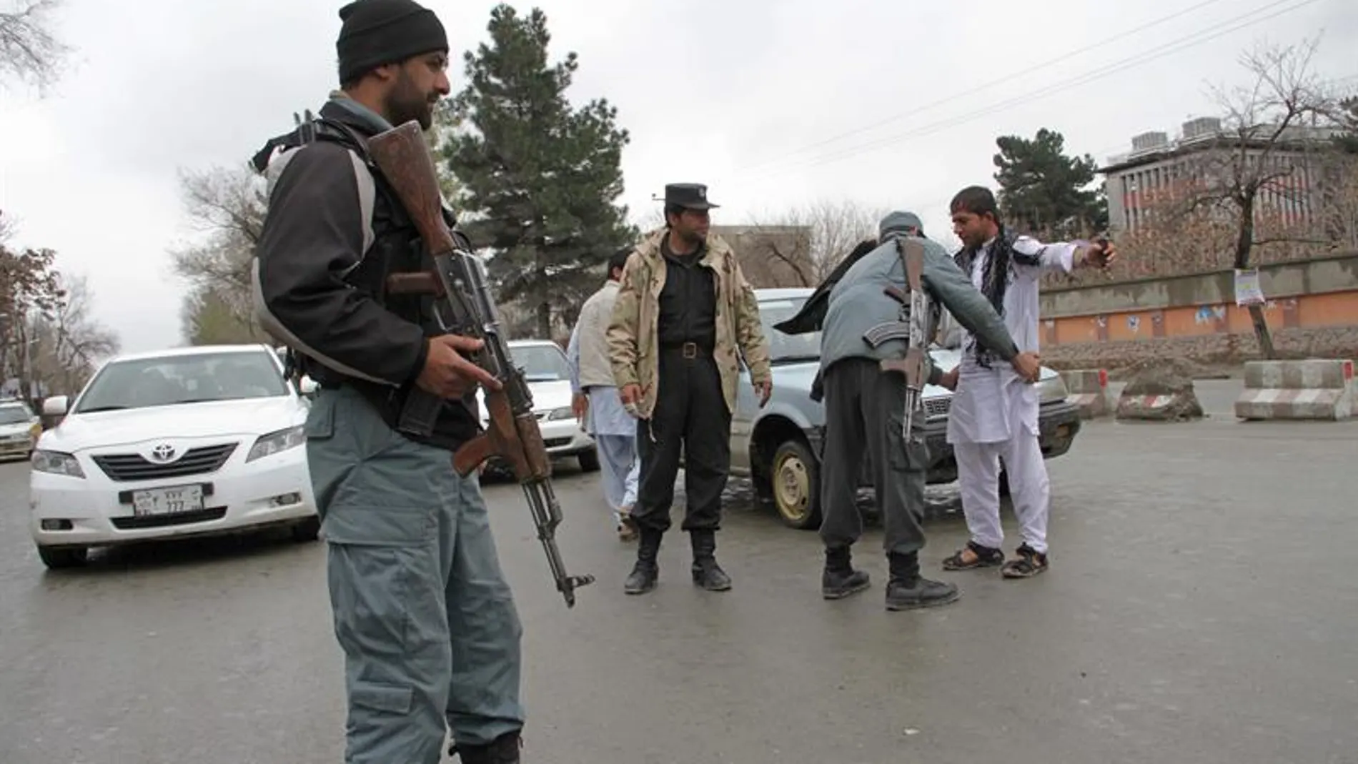 Punto de control de seguridad en las calles de una ciudad afgana Punto de control de seguridad en las calles de una ciudad afgana