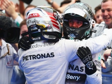 Lewis Hamilton y Nico Rosberg celebran su doblete en Malasia