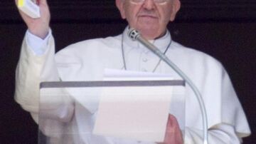 El Papa regala evangelios de bolsillo