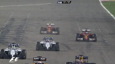 Alonso levantó el puño tras cruzar la línea de meta de Baréin en novena posición