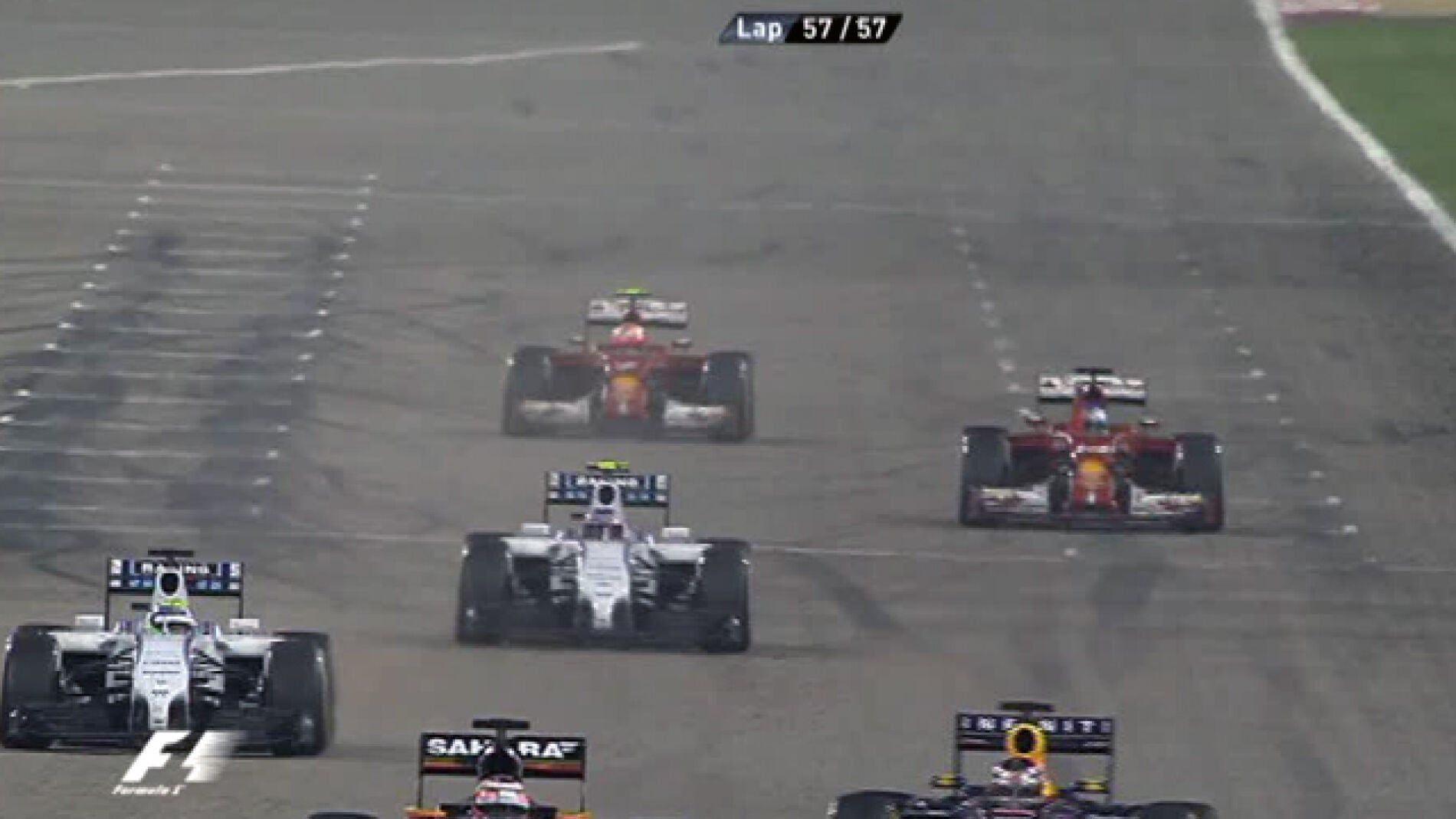 Alonso levanta el pu&ntilde;o al cruzar la meta