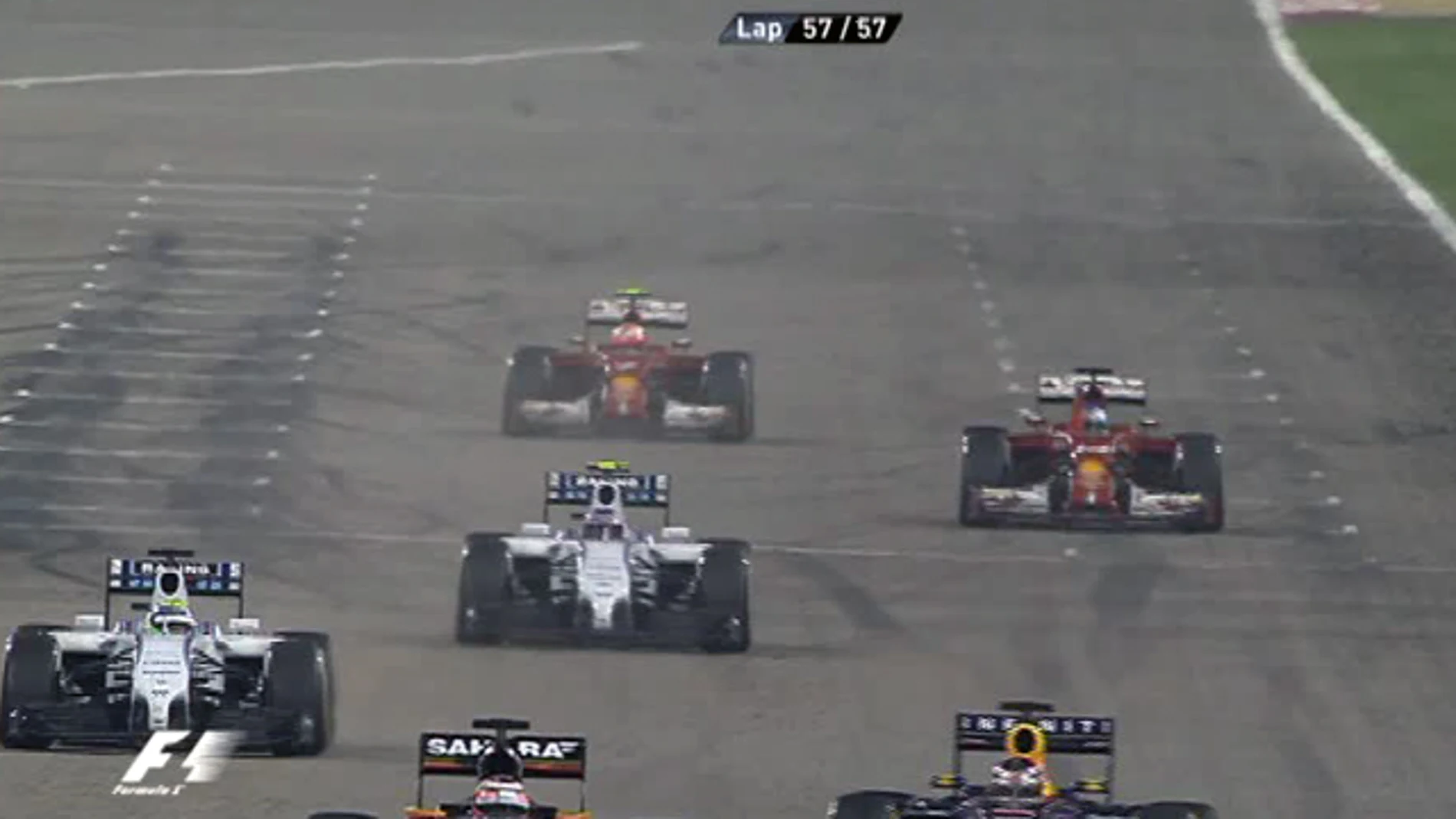 Alonso levanta el puño al cruzar la meta