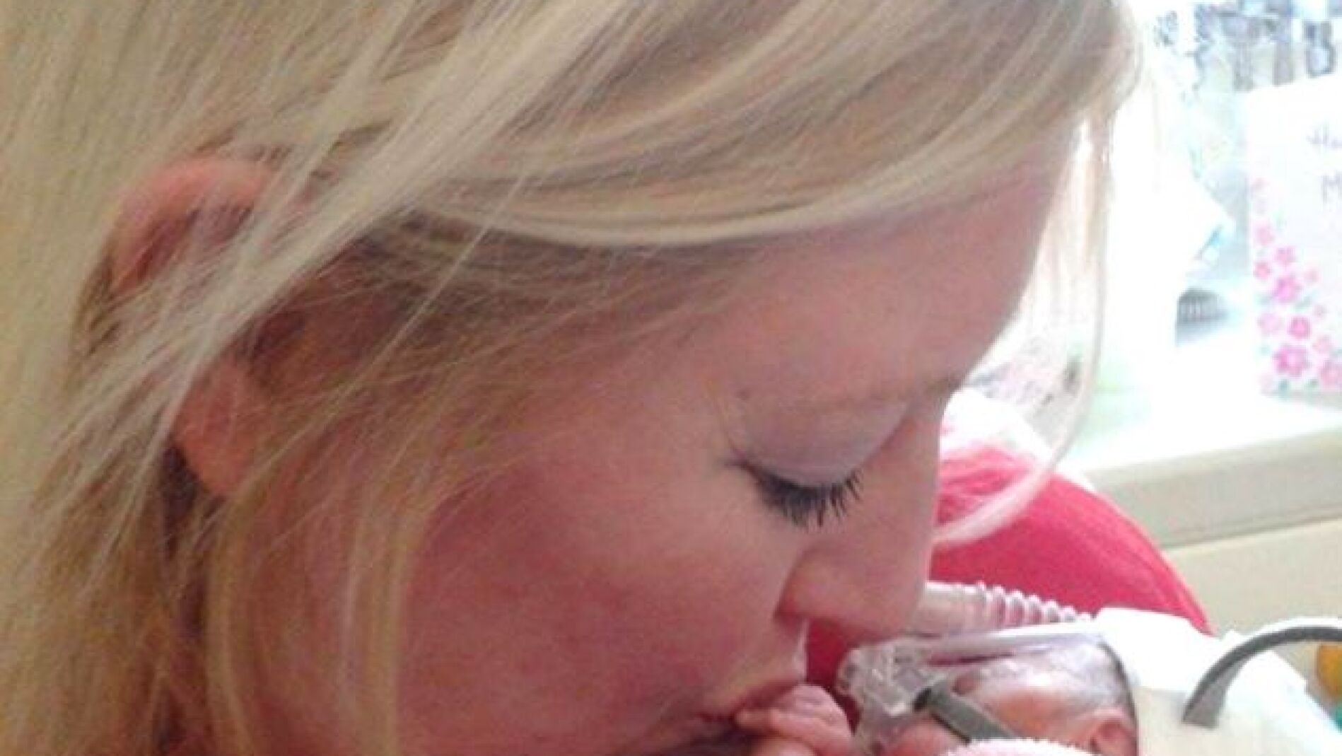 Emily Cressey con su beb&eacute;