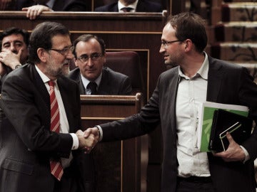 Mariano Rajoy y Joan Herrera se dan la mano