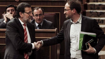 Mariano Rajoy y Joan Herrera se dan la mano