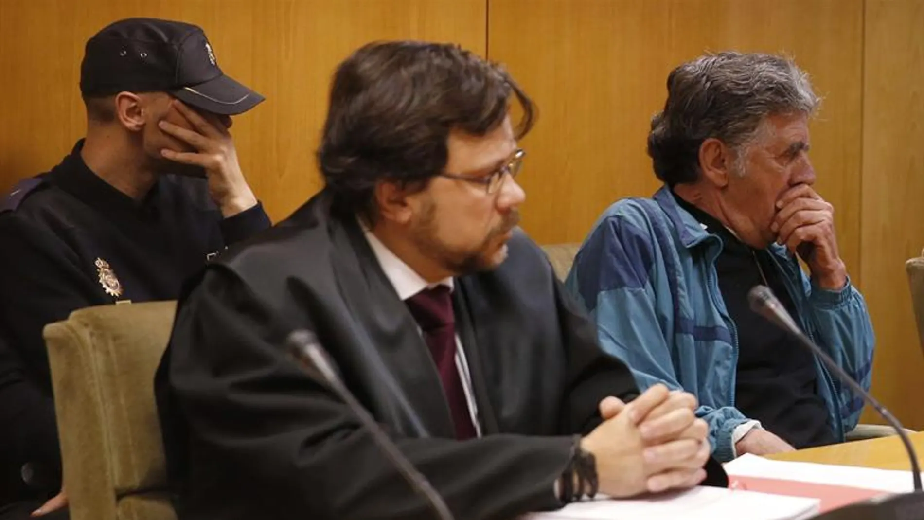 Momento del juicio que se inicia en la Audiencia Provincial contra el falso cura Momento del juicio que se inicia en la Audiencia Provincial contra el falso cura