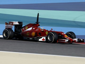 Fernamdo Alonso pilta el F14T durante los test en el circuito de Sakhir