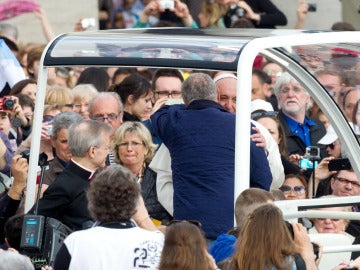 El Papa abraza a su amigo