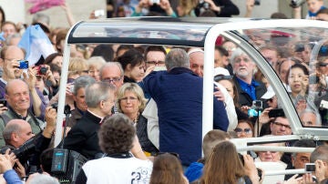 El Papa abraza a su amigo