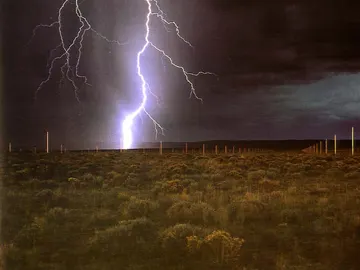 Rayo cae en un campo Rayo cae en un campo