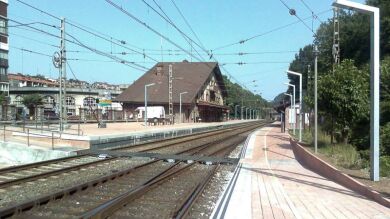 Detienen a un joven por situarse en las vías y parar un tren en Guipúzcoa