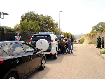 La Guardia Civil realizando sus investigaciones La Guardia Civil realizando sus investigaciones
