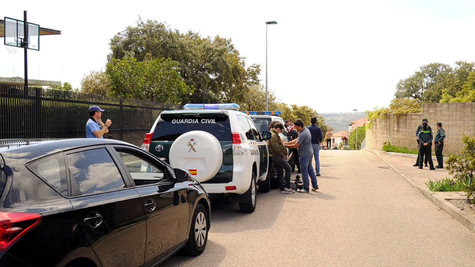 La Guardia Civil realizando sus investigaciones La Guardia Civil realizando sus investigaciones