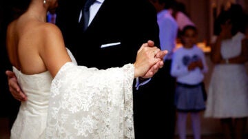 Una pareja baila durante su boda.