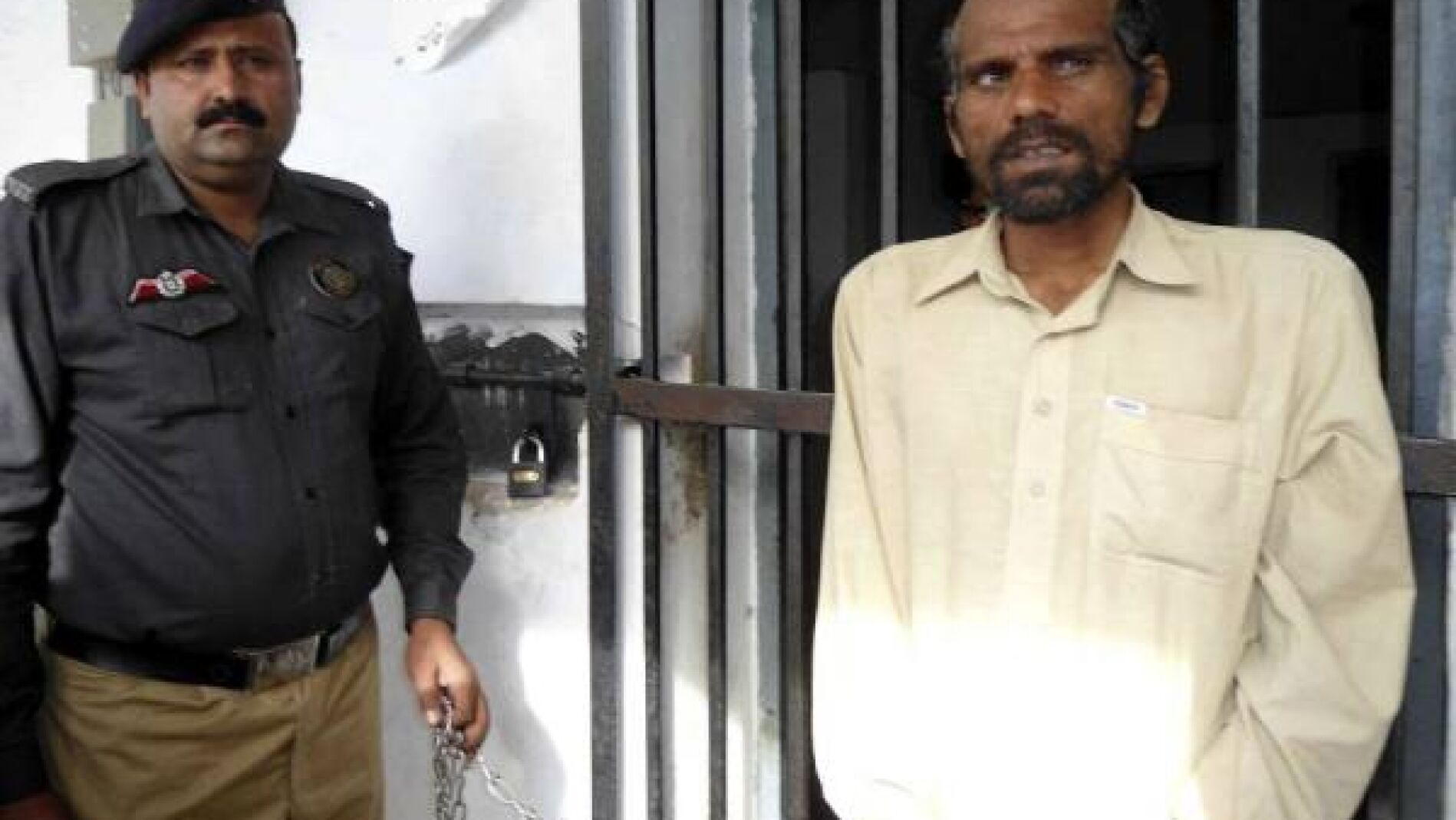 El can&iacute;bal detenido, junto a un polic&iacute;a