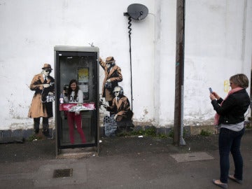 Mural callejero atribuido a Banksy
