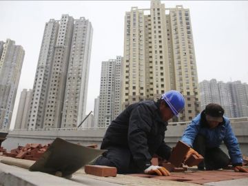 Dos trabajadores de la construcción del gigante asiático. Dos trabajadores de la construcción del gigante asiático.