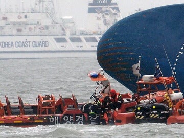 Tareas de rescate en Corea del Sur