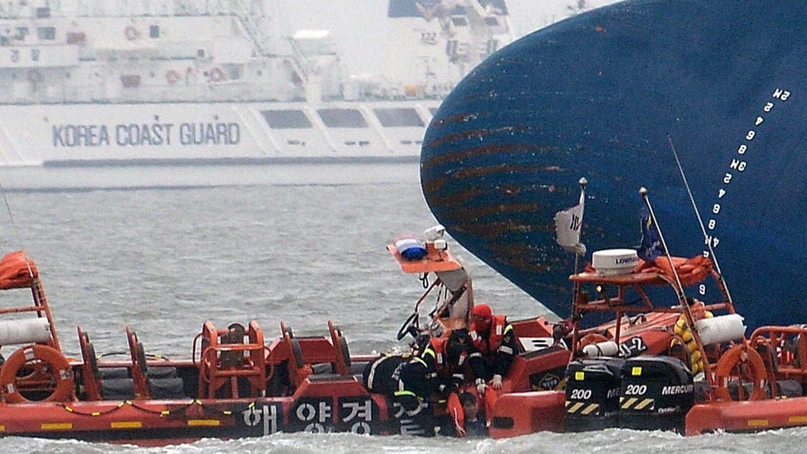 Continúa la búsqueda de los cerca de 270 desaparecidos tras el hundimiento del ferry surcoreano
