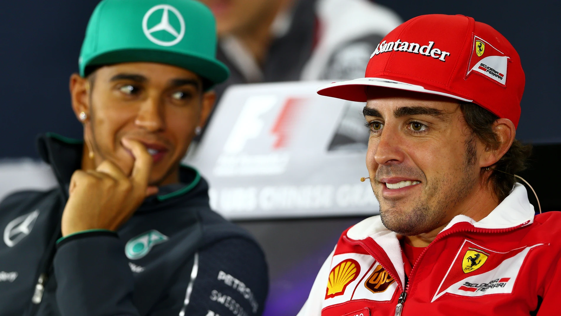 Alonso sonríe junto a Hamilton
