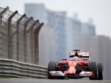 Alonso muestra el Ferrari por China