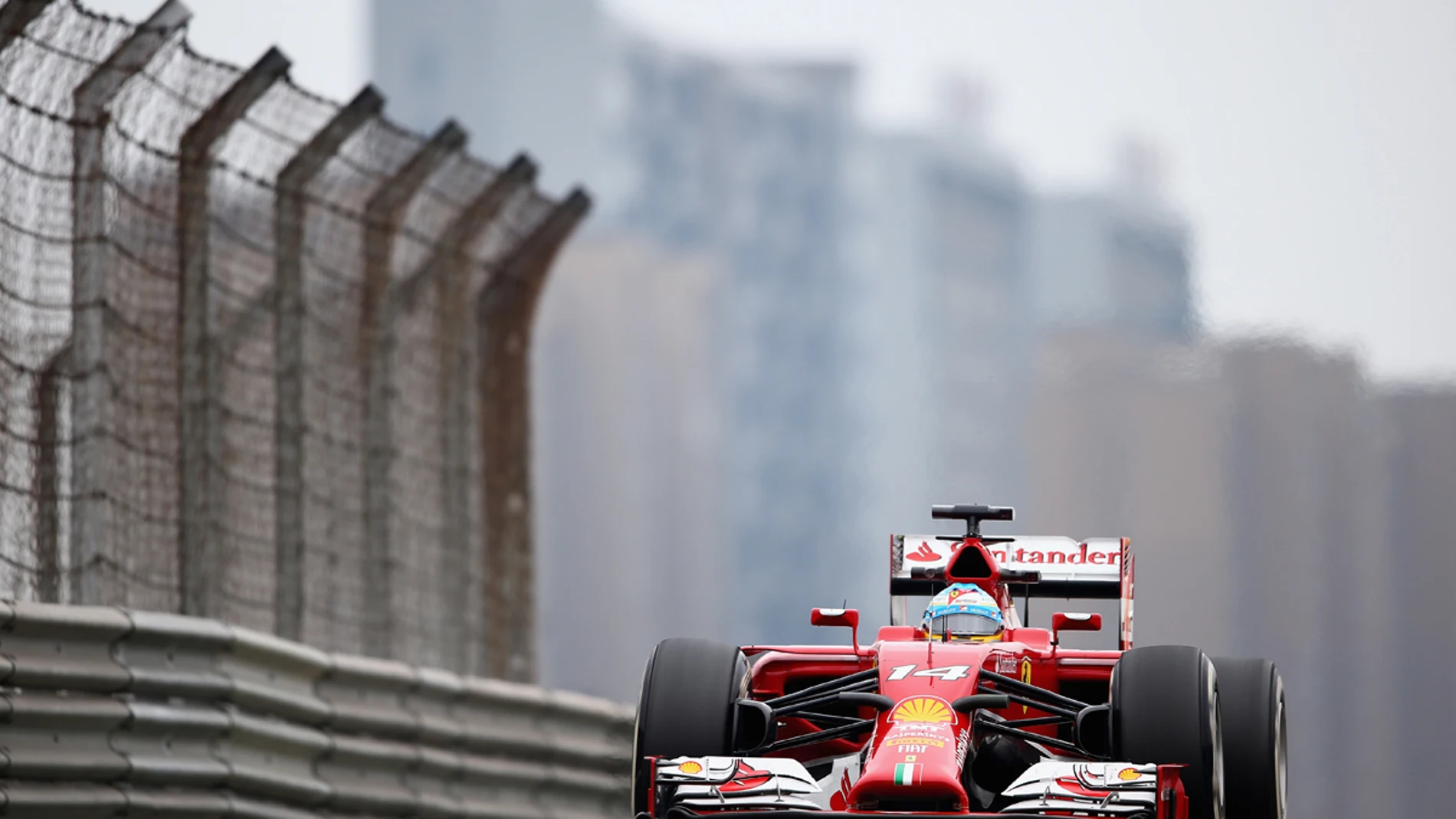 Alonso muestra el Ferrari por China