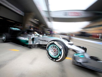 Hamilton saca el Mercedes del garaje