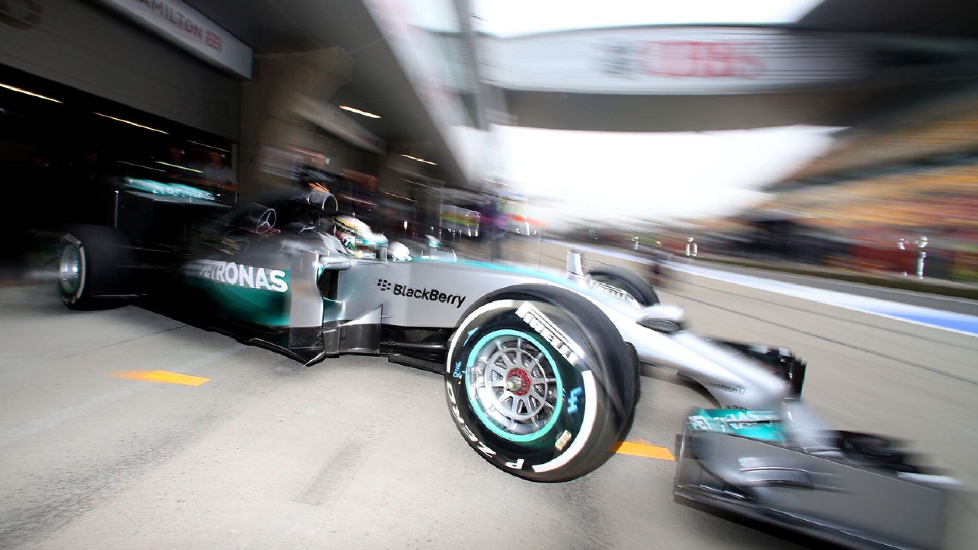 Hamilton saca el Mercedes del garaje