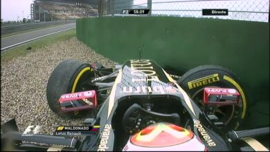 Pastor Maldonado estrella su monoplaza a las puertas del 'pit lane'