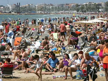 Los turistas en la playa de Salou Los turistas en la playa de Salou